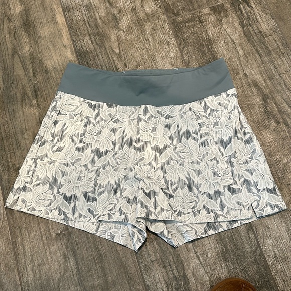 Athleta Trekkie North printed shorts in Ethereal Bloom, Magnolia White. - Picture 1 of 7